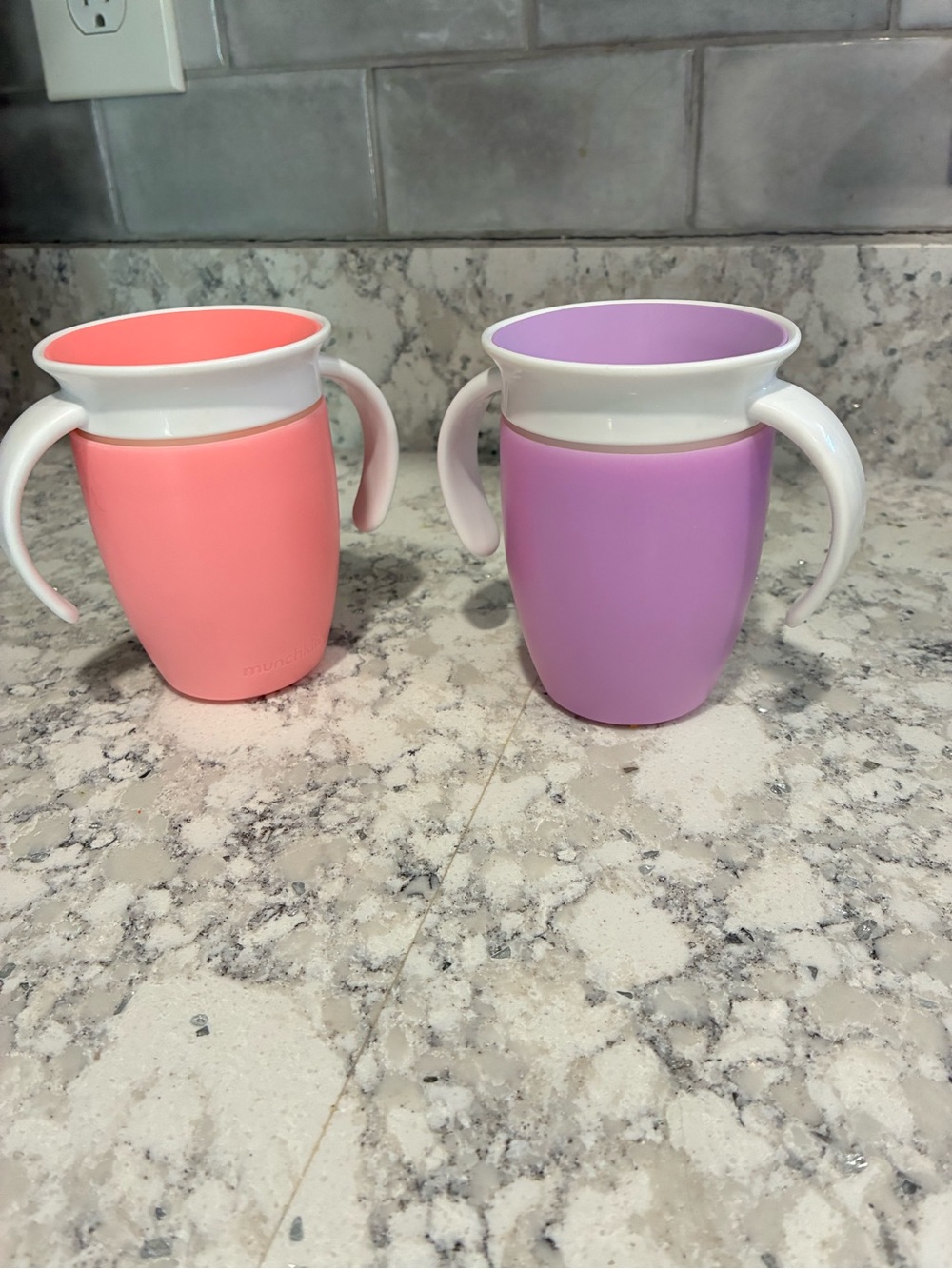 Munchkin Pink and Purple Easy-Grip Sippy Cups with White Handles (Set of 2)
